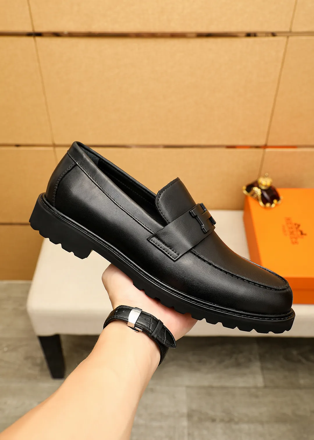 Men's shoes 💰460 💐 Product trademark: HERMES "Hermès" casual leather shoes Regular size: 38-44 (45.46🉑️customized) Product materials: Selected imported first-layer calfskin upper + luxury hardware buckle, imported water-dyed 🐂 cowhide lining. Strong three-dimensional visual effect, original outsole Color: 4⃣️colors available